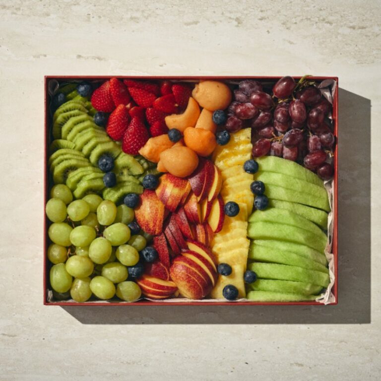 מגש פירות מלבני הכולל קיווי, תות שדה, מלון כתום, ענבים אדומים וירוקים, נקטרינה, אננס, מלון ירוק ואוכמניות. - Cassarole